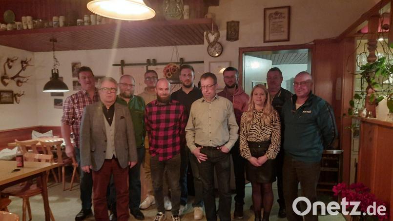 Wahlen beim Fischereiverein Wiesau: Im Bild von links Matthias Zwerenz, Bürgermeister Toni Dutz, Wolfgang Stock, Lorenz Korb, Vorsitzender Daniel Hechtl, Patrick Oppl, Carsten Seebauer, Jeremia Froschauer, Tanja Hechtl, Richard Herold und Hubert Höfer. Bild: Fischereiverein Wiesau/exb