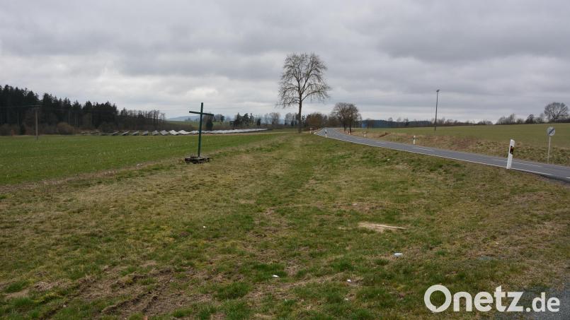 Von Groschlattengrün aus wird der neue Radweg links entlang der Staatsstraße in Richtung Waldershof und Marktredwitz führen. Baubeginn soll im Juni sein, die Fertigstellung ist für Ende November geplant. Bild: jr