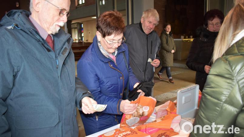 Nach dem Gottesdienst verkauften Mitglieder des Frauenbunds in Grafenwöhr Solibrote. Bild: rgr