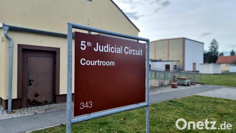 Knapp drei Kilometer hinter dem Tor zu den Rose Barracks in Vilseck, in einem unscheinbaren beigen Gebäude befindet sich der Gerichtssaal des &quot;Judicial Circuit&quot;. Bild: scm