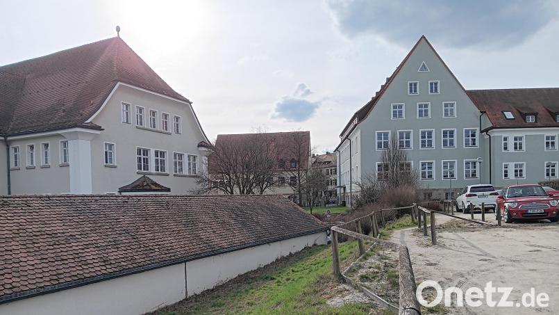 Das Amtsgebäude IV des Landratsamts Tirschenreuth soll sich einmal an Gebäude II (rechts im Bild) über eine Brücke anschließen. Die Vorarbeiten, darunter der Abriss der Garagen (links im Bild), sollten eigentlich in diesem Jahr vorangetrieben werden. Doch nun wird die 2024 für das Projekt eingeplante Million aus dem Kreishaushalt eingespart. Bild: as