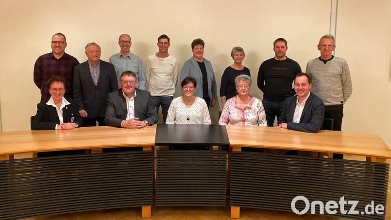 Viele langjährige Blutspender wurden im Vilsecker Rathaus für ihr Engagement geehrt. Vorne, von links: Brigitte Ringelstetter, Hans-Martin Schertl, Paula Weiß, Ingrid Schmer und Sebastian Schaller; hinten, von links: Martin Winkler, Xaver Schaller, Stephan Winkelmeier, Mathias Trummer, Christine Richter, Hildegard Ringer, Bernd Hiltel und Martin Heidenreich Bild: Stefanie Gradl