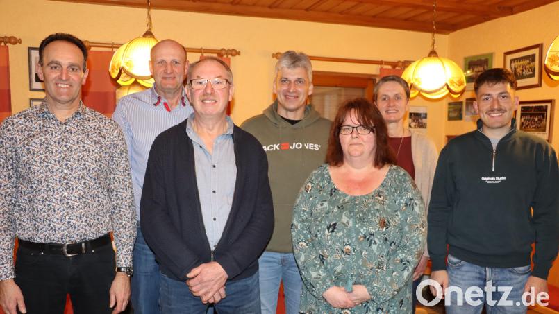 Mitglieder des neuen und alten Vorstands mit Hans-Jürgen Strehl, Manfred Rupprecht, Karl Fischer, Manfred Pirner, Kerstin Pilhöfer, Elke Wopperer und Markus Paulus. Bild: gru