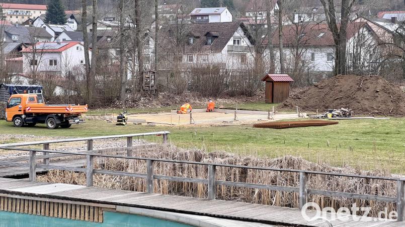 Die Mitarbeiter des Bauhofes in Königstein bereiteten die neue Freilichtbühne im Naturbad letzte Woche vor. Bild: hdk