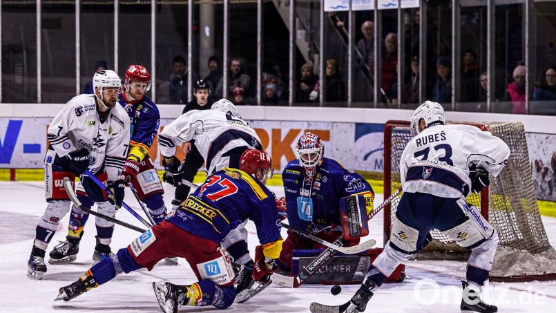 Brenzlige Szene vor dem Kasten des EC Peiting: Die Blue Devils gewannen am Sonntag auch das zweite Match im Play-off-Viertelfinale. Bild: Werner Moller