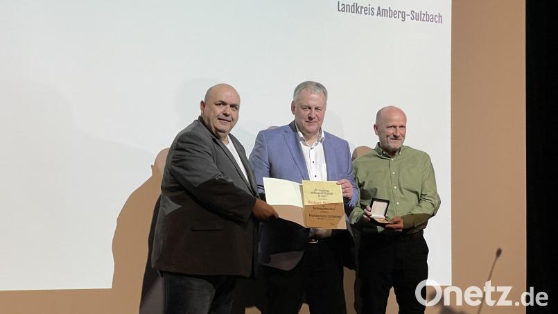 Thomas Gebele, Richard Reisinger und Reinhard Weber (von links) bei der Ehrung. Bild: Reinhard Weber/exb