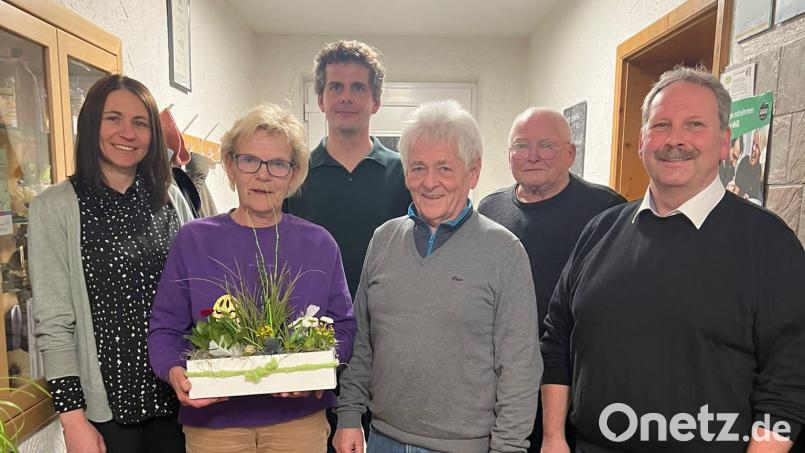 Ehrungen standen beim Obst- und Gartenbauverein an: (von links) Zweite Vorsitzende Liudmyla Erhardt, Annelinde Hautmann, Vorsitzender Stefan Doleschal, Reinhard Bauer, Andreas Scherm und Bürgermeister Bernhard Schindler. Bild: OGV Brand/exb