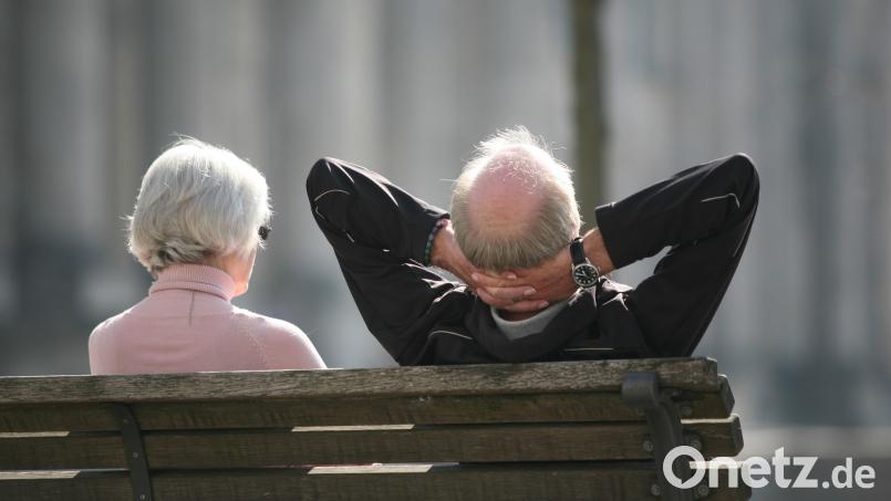 Ein Rentnerpaar sitzt auf einer Bank in der Sonne: Dass es solche Sitzplätze gibt in Kümmersbruck, ist auch dem Seniorenbeirat zu verdanken. Der sucht jetzt Verstärkung. Bild: Stephan Scheuer/dpa