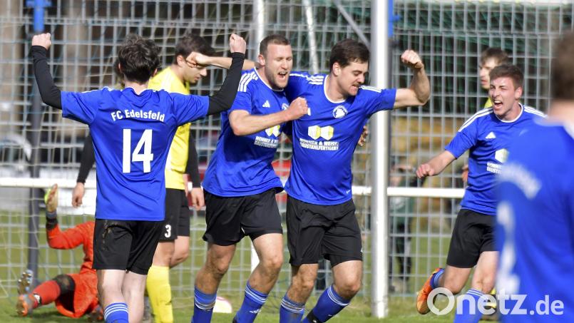 Siegerjubel des FC Edelsfeld: Simon Strehl (Zweiter von rechts) ballt die Faust und wird von seinen Mitspielern gefeiert. Gerade hat er den Siegtreffer für seine Mannschaft im Heimspiel gegen den SV Hahnbach II erzielt. Bild: Hubert Ziegler