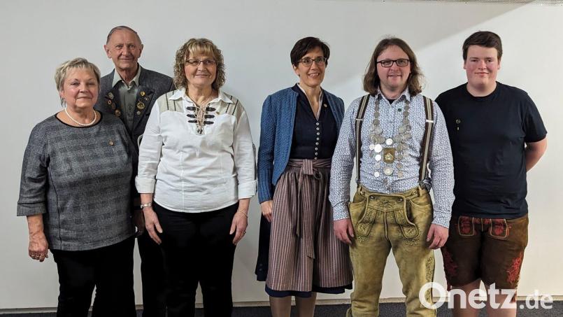 Die neuen Würdenträger von Hubertus Ursensollen (von links): Zweite Zofe Ingrid Rindfleisch, Zweiter Ritter Klaus Zagel, Erste Zofe Erika Rauch, Liesl Lisa Stepper, König Michael Zeitler, Erster. Ritter Jonas Sperber. Bild: Hubertus Ursensollen/exb