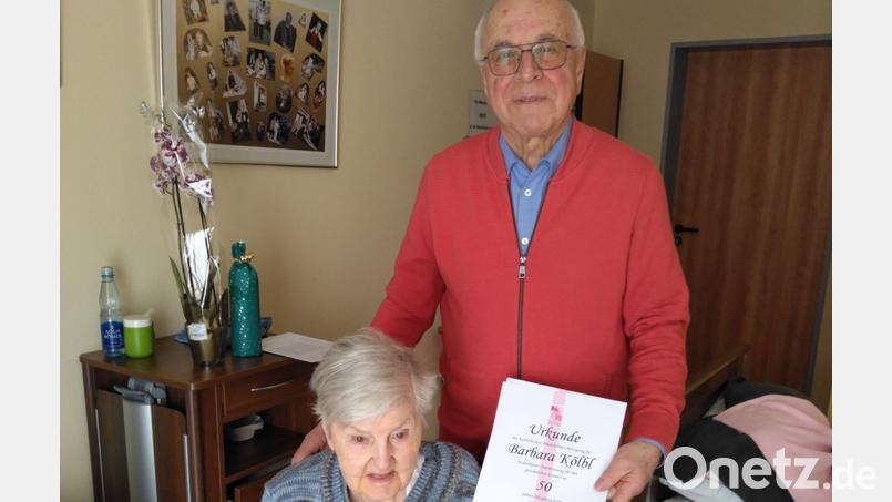 Für 50-jährige Mitgliedschaft in der KAB Hl. Dreifaltigkeit wurde Barbara Kölbl mit Urkunde, Anstecknadel und Blumen vom Vorsitzenden Manfred Baldauf geehrt. Bild: Manfred Baldauf/exb