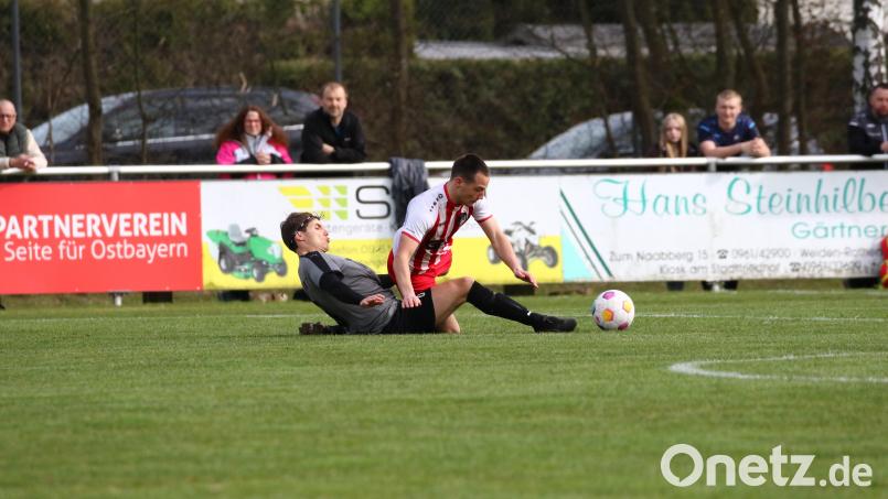 Jonas Schweighöfer (links) versucht den Rothenstädter Sebastian Götz per Grätsche vom Ball zu trennen. Bild: Dieter Jäschke