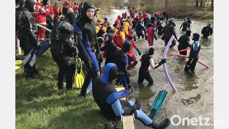 Watend ging es los an der Vilsbrücke. Bild: mma