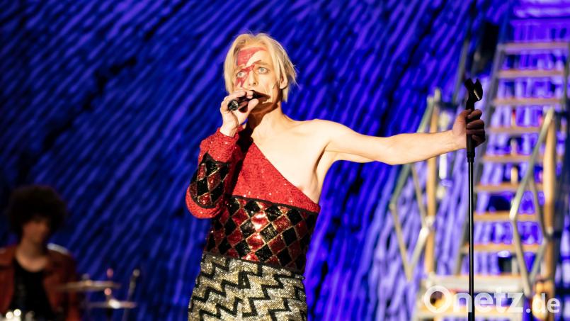 Hans Piesbergen stellt den Protagonisten David Bowie täuschen echt nach. Bild: Birgitta Weizenegger/exb