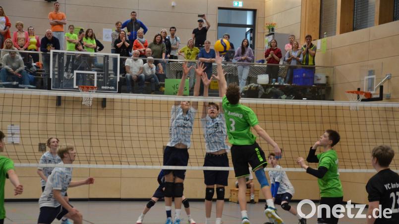 Die jungen Amberger Volleyballer (grüne Trikots) landeten bei der &quot;Bayerischen&quot; in eigener Halle auf Platz vier. Die Szene stammt aus dem Spiel um Platz drei gegen den ASV Dachau. Bild: Lionel Schaller/exb
