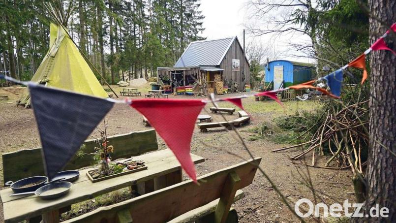 Auf dem Gelände des Waldspielplatzes „Die Waldfüchse“ in Waldershof hat sich der kleine Willi wohlgefühlt. Nun sieht er die Einrichtung nur noch, wenn er seine ältere Schwester Greta zusammen mit seiner Mutter Bianca Wege abholt. Bild: Florian Miedl/fph