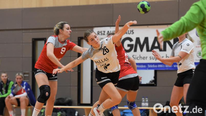Aileen Häuber (Mitte/Szene aus einem früheren Spiel) traf sieben Mal gegen die SG Mintraching. Bild: btg