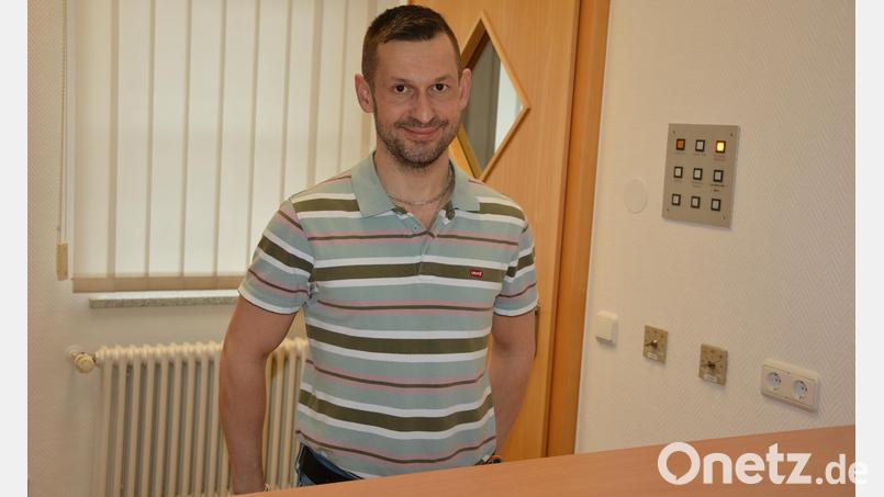 Jan Stanek steht am Empfang seiner neuen Physiotherapiepraxis, die ab 2. April geöffnet sein wird. Bild: jr