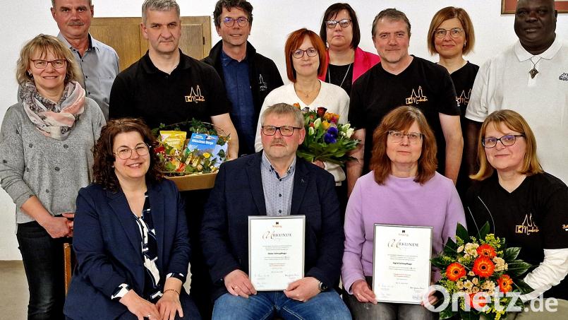 Die Kolpingsfamilie Neunkirchen stellt sich neu auf. Den Vorsitz übernimmt Petra Teichner (sitzend, rechts) von Roland Hoffmann (stehend mit Korb). Bild: R. Kreuzer