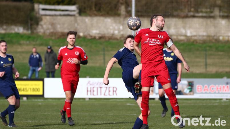 SC-Kapitän Johannes Böhm (rotes Trikot) und Moritz Dötsch vom FC Tremmersdorf im Kampf um den Ball. Der SC Kirchenthumbach entschied das Derby mit 2:1 für sich. Bild: Dieter Jäschke