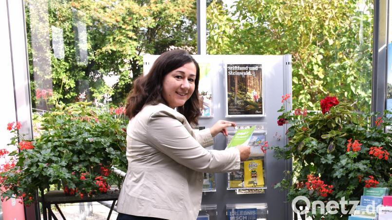 Birgit Plößner gefällt es gut in der Touristinfo neben dem Museumsquartier. Sie freut sich aber noch mehr auf das neue Tourismusbüro am Marktplatz. Denn sicherlich werde das noch mehr frequentiert, sagt sie. Bild: ubb