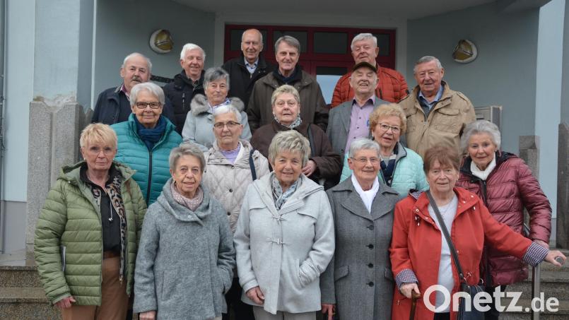 Groß war am Samstag die Wiedersehensfreude bei den Angehörigen des Mitterteicher Schülerjahrgangs 1943. Herma Laumer (erste Reihe, Mitte) und Hans Lindner (vorletzte Reihe, Zweiter von rechts, mit Kappe) hatten das Treffen organisiert. Bild: jr