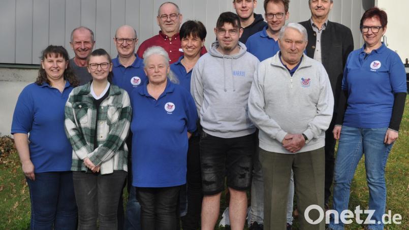 Sonja Kramer (links) wurde erneut zur Vorsitzenden des Spickervereins &quot;Blaupfeil&quot; gewählt. Stellvertreterin ist Andrea Bergler (rechts). Ehrenvorsitzender Helmut Ludwig (vorne, rechts) wurde für seine 50-jährige Treue zum Verein gewürdigt. Bild: dob