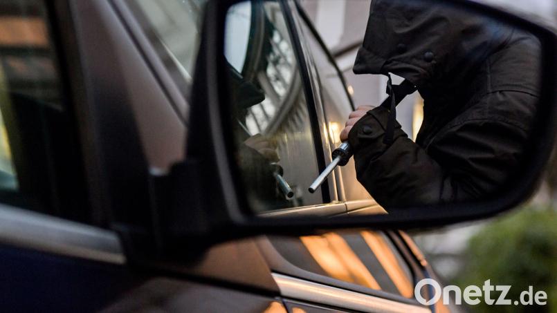 Das war einmal, dass ein Dieb versucht, eine Autotür mit einer Metallstange aufzubrechen (gestellte Szene). Vermehrt ermittelt die Poliei nun in Fällen, bei denen Kriminelle das &quot;Keyless-Go-System&quot; knacken. Symbolbild: Axel Heimken/dpa