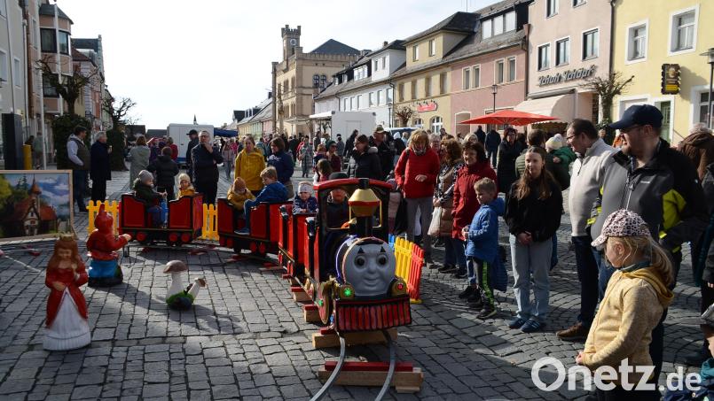 Runde um Runde drehte am Stadtplatz eine Kindereisenbahn. Bild: ak