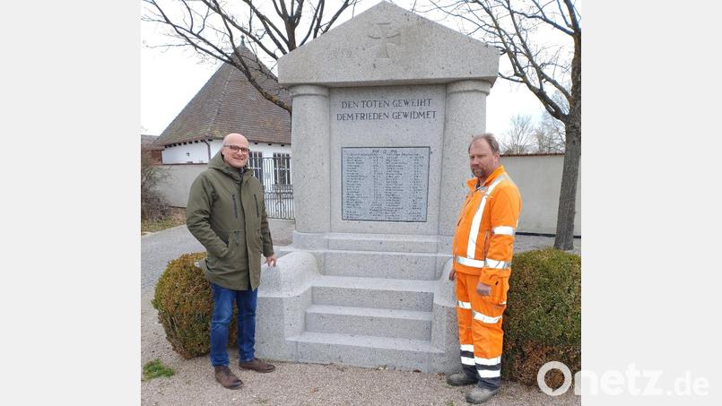 Erster Bürgermeister Maximilian Beer und Bauhofvorarbeiter Anton Köppl nehmen das sanierte Kriegerdenkmal in Augenschein. Bild: Thomas Körner/exb