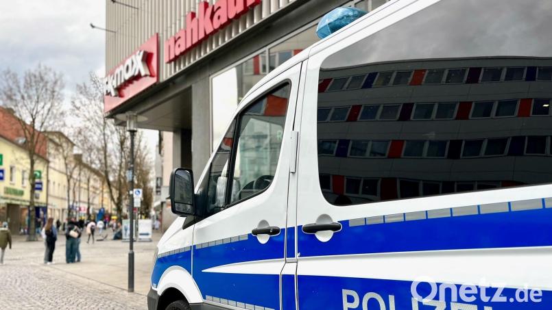 Auch am Freitag zeigte die Polizei wieder erhöhte Präsenz vor dem NOC Bild: Gabi Schönberger