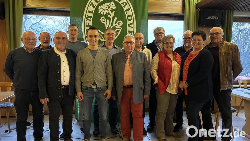 Rudi Bäumler (Bildmitte) bleibt Vorsitzender des OWV Neustadt. Doch in zwei Jahren muss sich der Zweigverein voraussichtlich einen neuen Chef suchen. Bäumler will dann sein Amt in jüngere Hände geben. Bild: krb