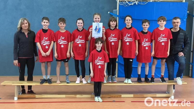 Die siegreichen Turnerinnen und Turner der Grundschule Neustadt mit ihrer Betreuerin und dem Vertreter der Sparkasse Hans Püttner Bild: Hans Walter/exb