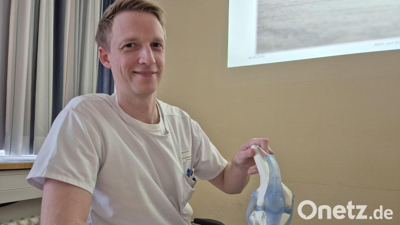 Dr. Christoph Schirdewahn, Facharzt für Orthopädie am Klinikum Weiden und selbst begeistert Läufer, erklärt, was man tun kann, um beim Laufen keine Knieschmerzen zu bekommen. Bild: Lowak