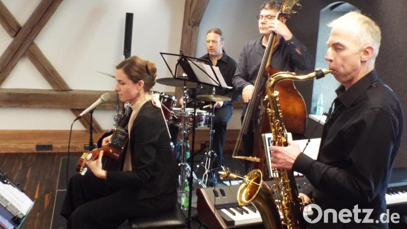 „Cheers“ in Theuern mit Franziska „Franzi“ Graz (Gesang, Gitarre), Michael Eisperger (Piano, Tenorsaxofon), Tom Matejevic (Bass) und Benny Kroll (Schlagzeug). Bild: e