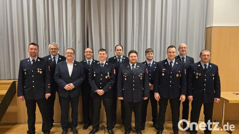 Die Beförderten der Ammersrichter Feuerwehr (von links): Kommandant Christian Schafbauer, erster Vorsitzender Wolfgang Nagler, Bürgermeister Martin Preuß, Reinhard Birner, Torsten Windisch, Thomas Weber, Tobias Neudecker, Jonas Kemter, erster Vorsitzender der Feuerwehr Amberg Tobias Höhne, zweiter Vorsitzender Jürgen Köppel und zweiter Kommandant Christian Karl. Bild: tne
