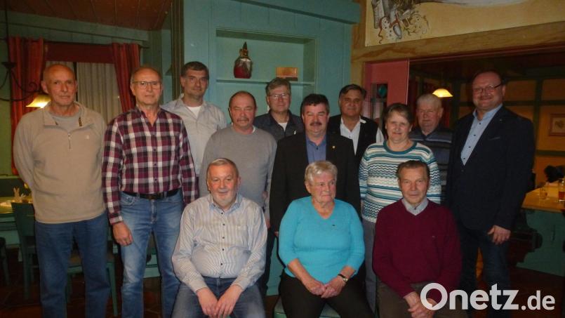 Das Führungsteam der Siedlergemeinschaft zusammen mit den Geehrten (vorn, sitzend). Ihnen gratulieren Bürgermeister Uwe König und Helmut Grünbauer( Erster und Fünfter von rechts). Bild: bk