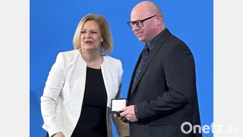 Reinhold Beyerlein erhielt aus den Händen von Innenministerin Nancy Faeser das Silberne Lorbeerblatt. Bild: DESV