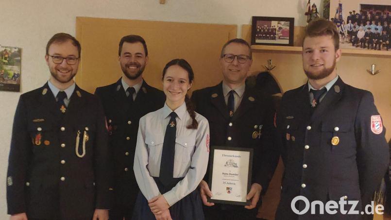 Vorsitzender Johannes Reindl (rechts) und (von links) Kommandant Christoph Dumler dankten Jugendwart Dominik Schiml (10 Jahre Mitgliedschaft), Magdalena Dumler (Beförderung zur Oberfeuerwehrfrau) und Hans Dumler (35 Jahre Treue). Bild: Lukas Vogl/exb