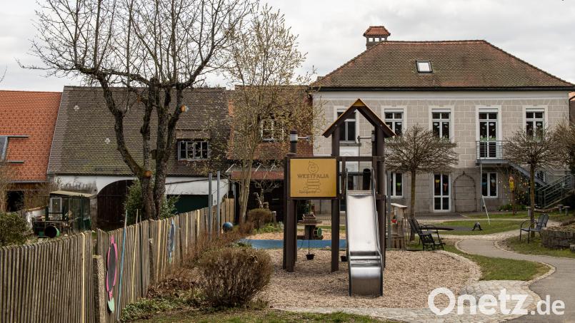 Das bestehende Gebäude des städtischen Kindergartens „Kunterbunt“ soll erweitert werden, die zur Verfügung stehenden Räumlichkeiten sind nicht ausreichend. Links im Bild die Scheune des ehemaligen Stromberg-Anwesens, die für einen Anbau des Kindergartens nach aktuellen Planungen weichen muss. Bild: lum