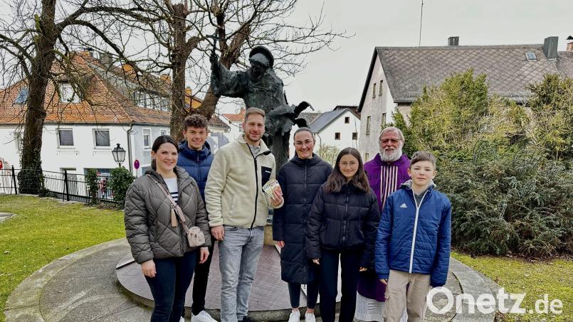 Vertreter der JU Konnersreuth um Vorsitzenden Benedikt Wenisch (Zweiter von links) übergaben eine 360-Euro-Spende an die örtlichen Ministranten. Darüber freute sich auch Pater Benedikt Leitmayr. Bild: JU Konnersreuth/Benedikt Wenisch/exb