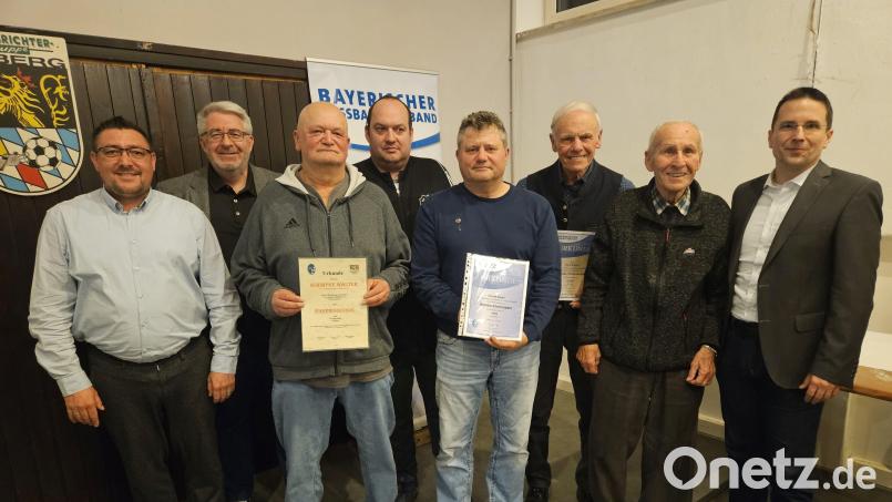 BFV-Präsident Christoph Kern (von rechts) ehrte zusammen mit dem 
Ehrenobmann Georg Wienzek (93 Jahre) Adolf Binner, Koni Singer, 
Christian Struppeck und Walter Schimpke. Auch Bezirksvorsitzender Thomas
Graml (Zweiter von links) und Bezirksschiedsrichterobmann Markus Weigert (links) gratulierten. Bild: Gebele