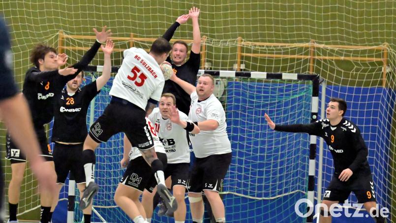 Alarmstufe Rot am Amberger Kreis: Milan Stancic vom HC Sulzbach-Rosenberg (Nummer 55) versucht die Amberger Abwehr zu überwinden. Bild: Hubert Ziegler