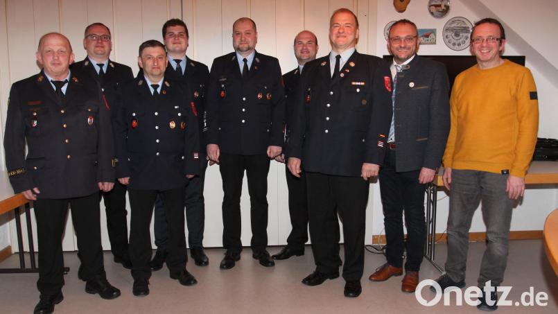 Johann Dierl (Mitte) und Maximilian Fuchs (Vierter von links) stehen künftig an der Spitze der aktiven Truppe der Feuerwehr Waidhaus. Bild: pi