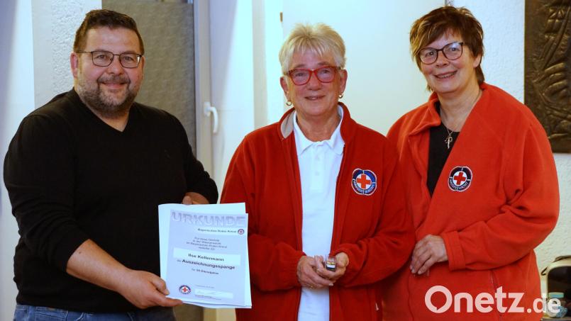 Vorsitzende Michaela Wirner (rechts) und Bürgermeister Thomas Kaufmann dankten Ilse Kellermann (von links) für mittlerweile über 55 Dienstjahre. Bild: Wasserwacht Immenreuth/exb
