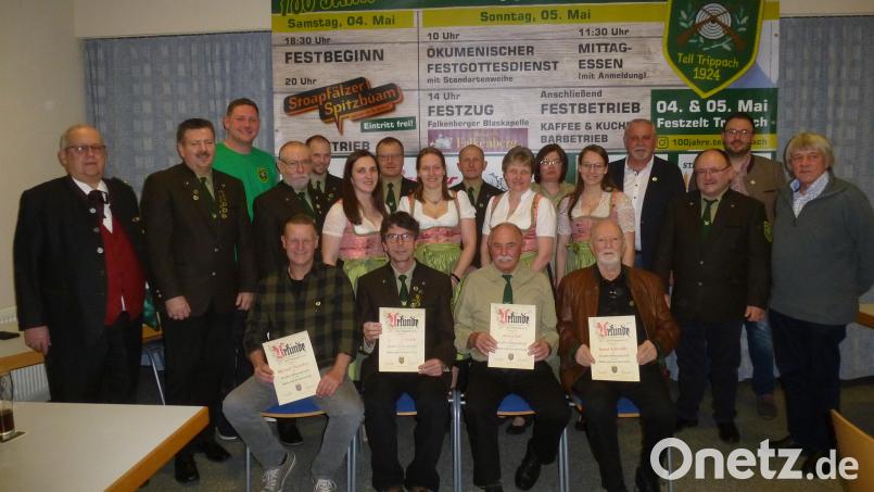 Dem Führungsteam sowie den Geehrten gratulieren stellvertretender Gauschützenmeister Thomas Busch (links) sowie die Bürgermeister Ludwig Biller und Julian Kraus (hintere Reihe, rechts). Bild: bk