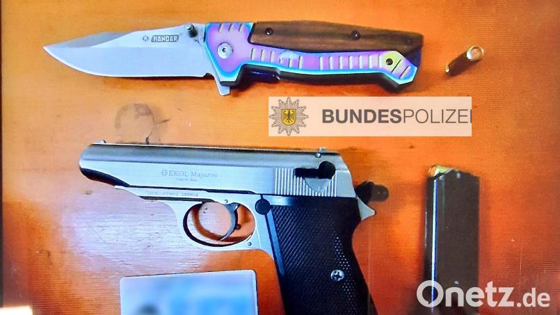 Einhandmesser und eine Schreckschusswaffe hat die Bundespolizei bei Waidhaus beschlagnahmt. Bild: Bundespolizei