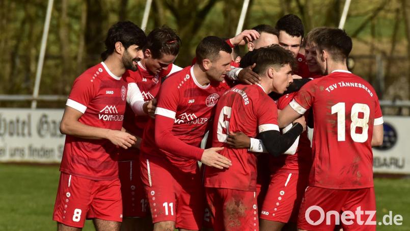 Eine rote Jubeltraube: Die Tännesberger Spieler feiern einen der vier Treffer gegen den TSV Detag Wernberg. Bild: ham