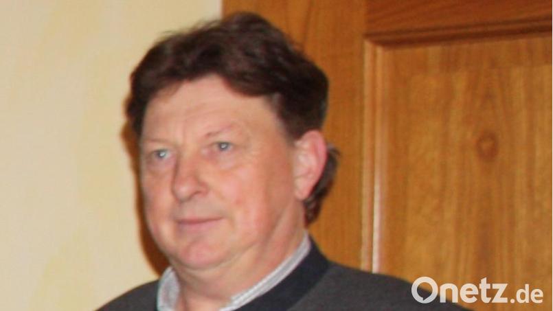 Zahlreiche Gratulanten überbringen Josef Hierl aus Trisching die besten Wünsche zum runden Geburstag. Bild: ral