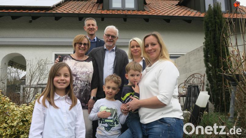 Bürgermeister Albert Geitner (Dritter von links) zusammen mit Heidemaria und Hubert Schuster sowie deren Töchter Stephanie Dotzler und Corinna Eisner und den Enkelkindern Anna-Lena, Bastian und Tim. Bild: exb